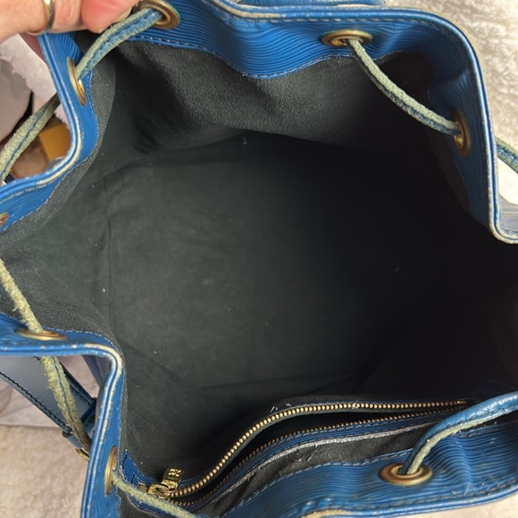 Beautiful Louis Vuitton Noé Bucket & Drawstring Bag Blue Epi Leather - Picture 10 of 12
